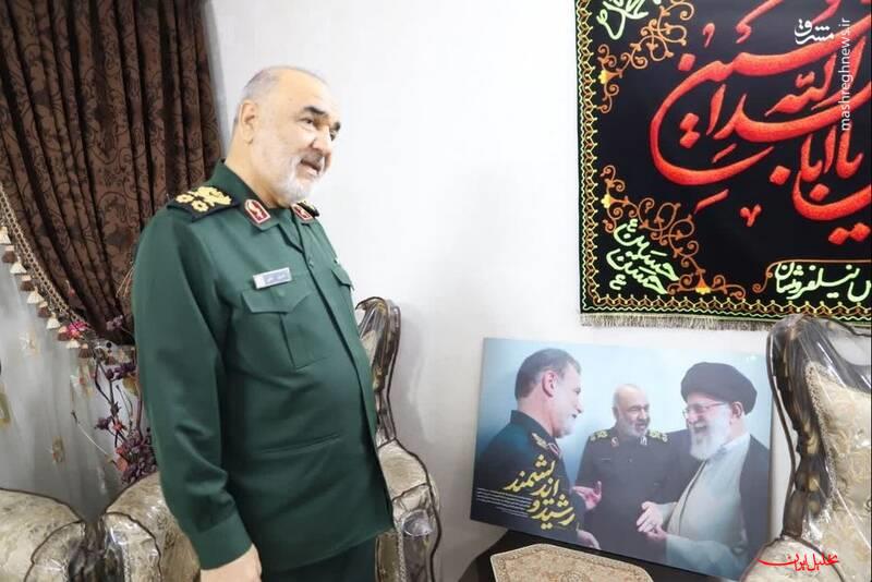  تحلیل ایران -تقدیم لوح درجۀ رشادت شهید نیلفروشان توسط سرلشکر سلامی