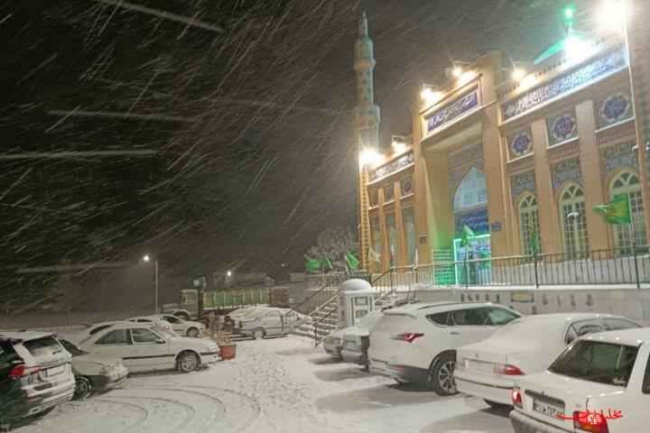 تحلیل ایران -اسکان ۱۲۰ مسافر گرفتار برف در بقعه امام زاده سید محمد علوی مشهد