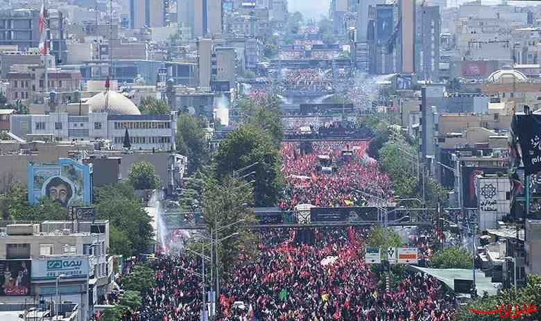  تحلیل ایران -خودروی حامل پیکر مطهر رهبر شهید انقلاب در میدان آزادی متوقف شده است